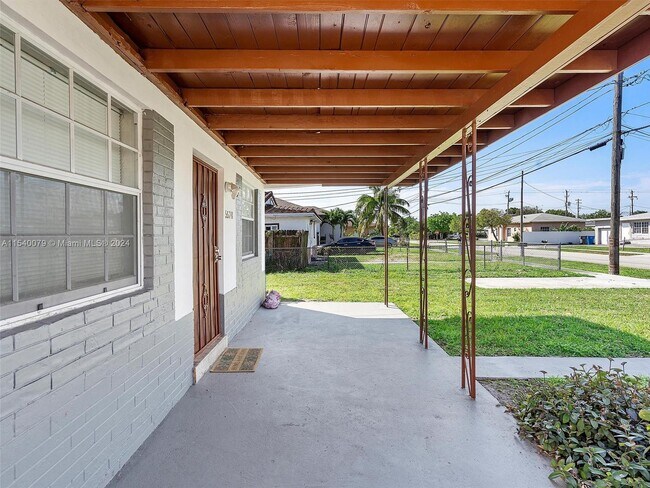Foto del edificio - 5628 SW 18th St