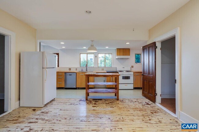 Building Photo - 217 9th St NW