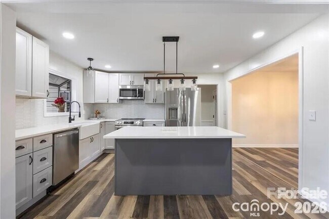 Building Photo - 203 Ewing Dr
