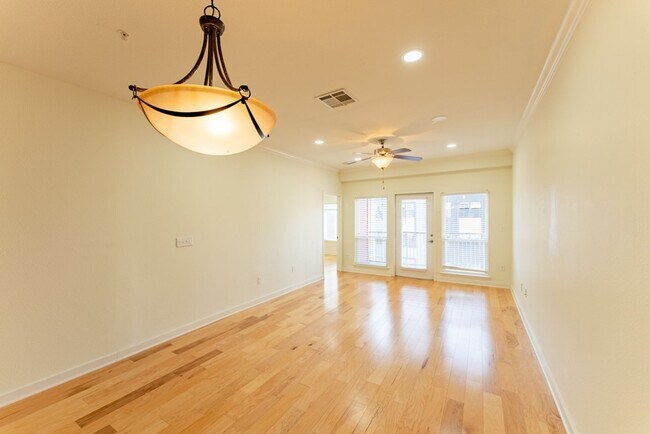 Foto del edificio - Spacious High-End 3b/2ba Condo with Stunning Balcony Views & Rooftop Pool!  Blocks from UT!