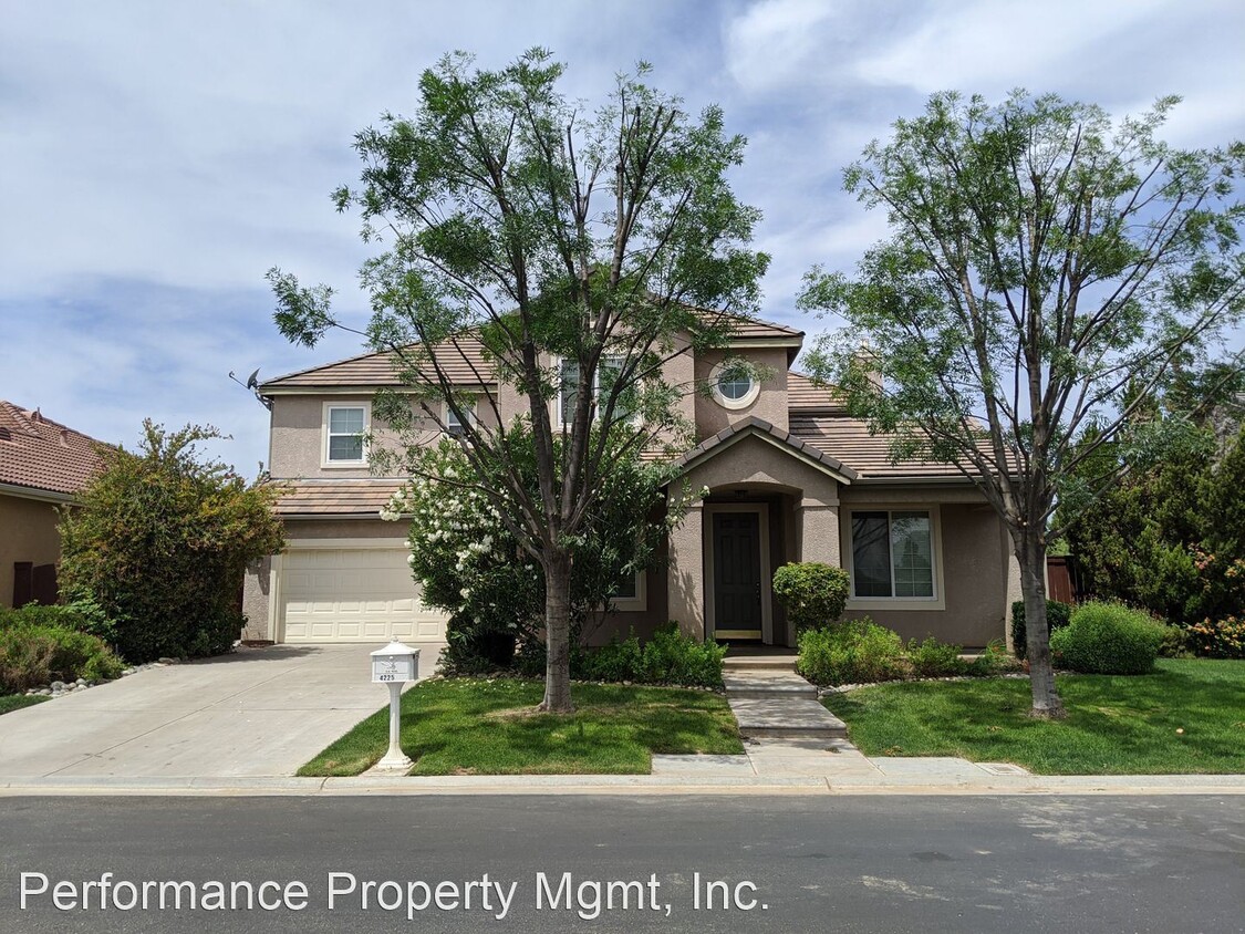 Foto principal - 4 br, 2.5 bath House - 4225 N. Del Rey Ave.