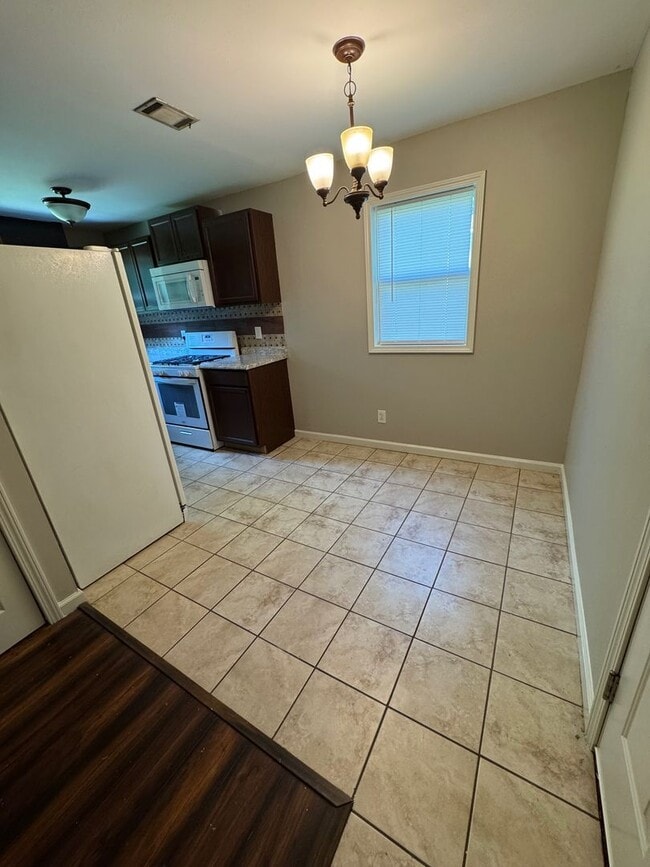 Building Photo - 2857 Lakeland Dr