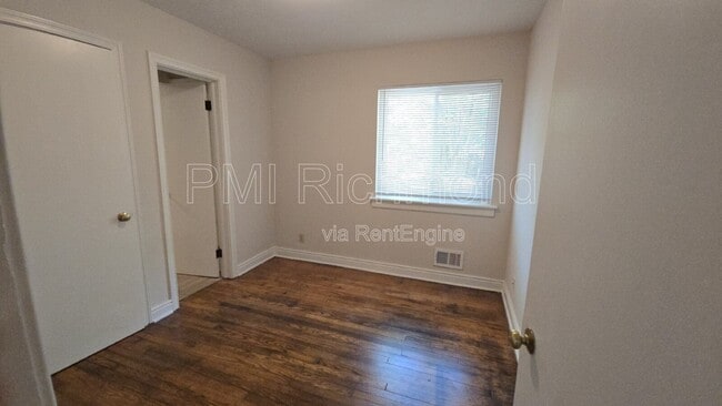 Building Photo - 924 Pierpont Rd