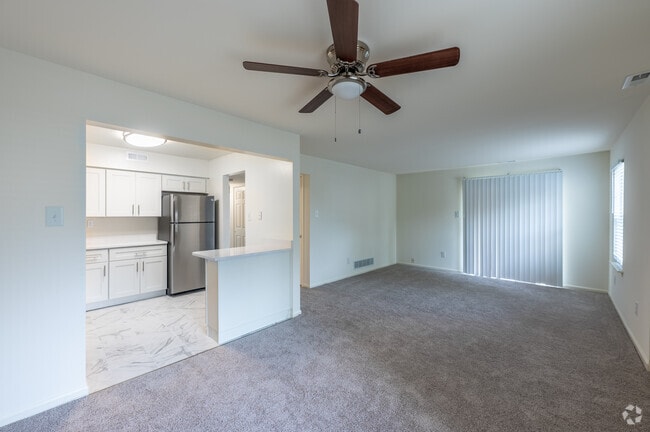2BD, 1BA - 968SF - Dining Room/Living Room - Wynmere Chase