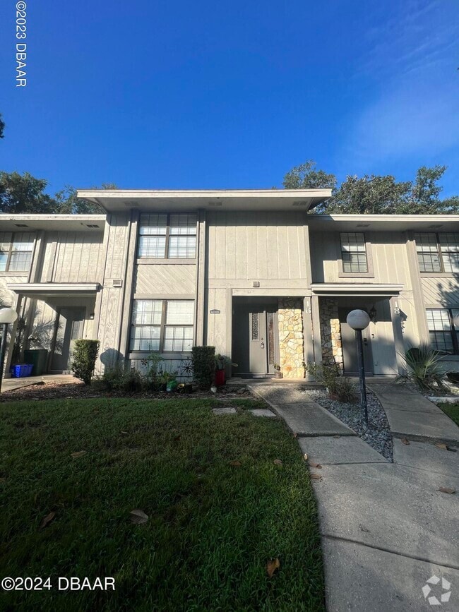 Building Photo - 16 Oakwood Park