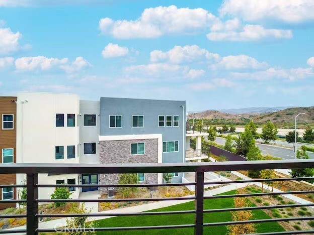 Foto del edificio - 352 Tank