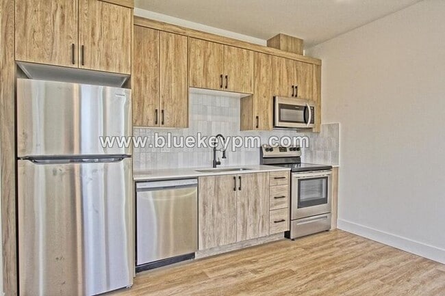 Building Photo - 1526-B: 2 Bed, 2.5 Bathroom Townhome with Fully Fenced Yard