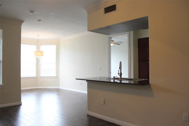 Building Photo - 7575 Kirby Dr