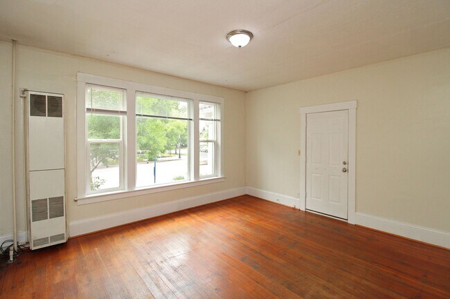 Foto del edificio - 8007-8015 N Denver Ave