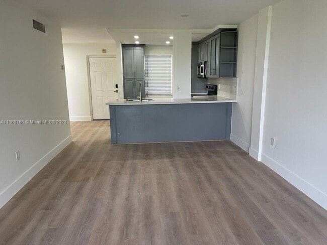 Building Photo - 9460 Fontainebleau Blvd