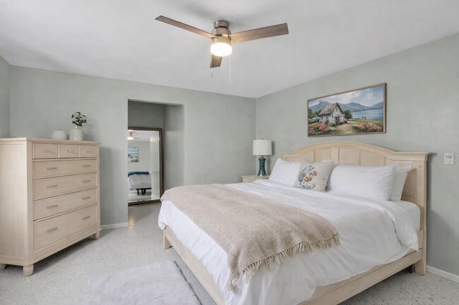 Cama King - Los muebles que se muestran en las fotos pueden variar, ya que algunas piezas se utilizaron para la puesta en escena. Actualmente estamos - 709 84th St NW