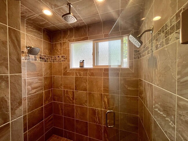 Building Photo - 3 bedroom, 1 bathroom home next to Sequoia...