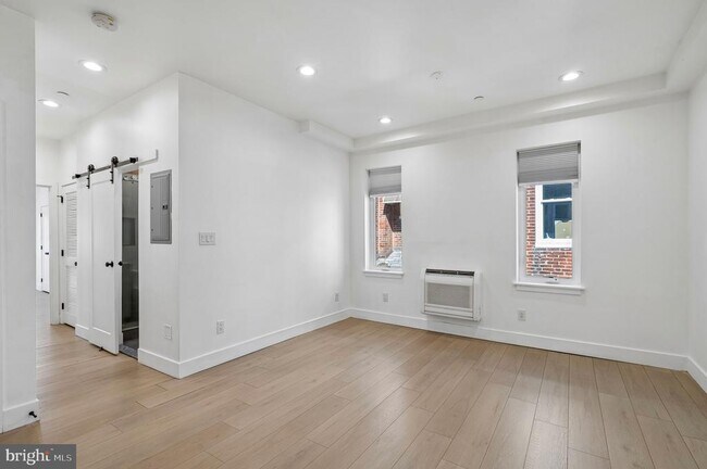 Foto del edificio - 633 N 64th St