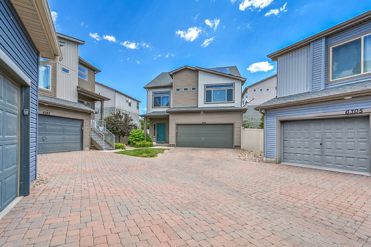 Foto principal - $2,550.00, 3 bed, 2.5 bath located in Colo...