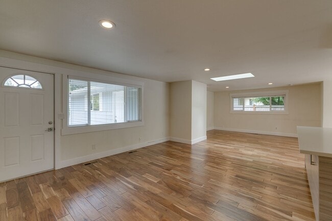 Building Photo - Amazing Updated Rambler in Kirkland with B...