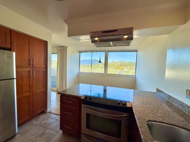 Foto del edificio - BEAUTIFUL UPPER 3BD/2BA UNIT PLUS BONUS ROOM. TIBURON CONDO. MT.TAM VIEWS!