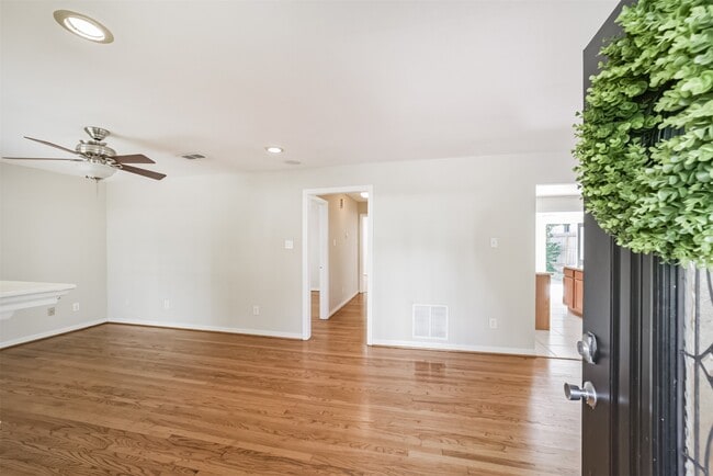 Foto del edificio - 2411 Wroxton Rd