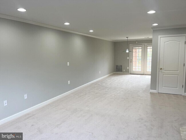 Building Photo - 6924 Fairfax Dr