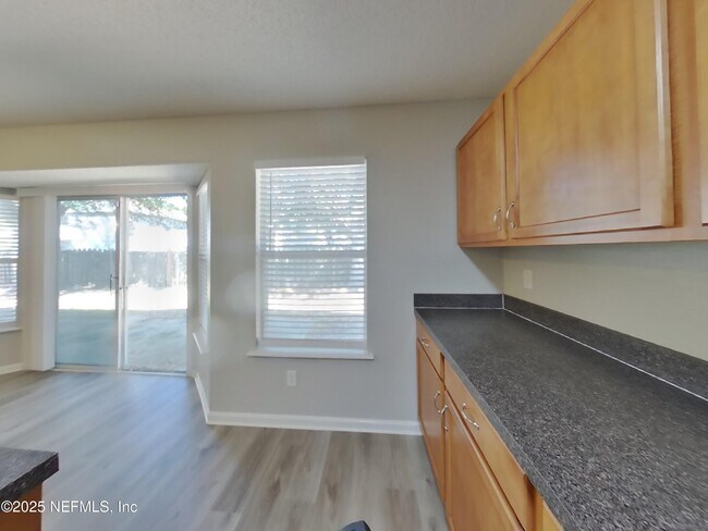 Foto del edificio - 7134 Beekman Lake Dr