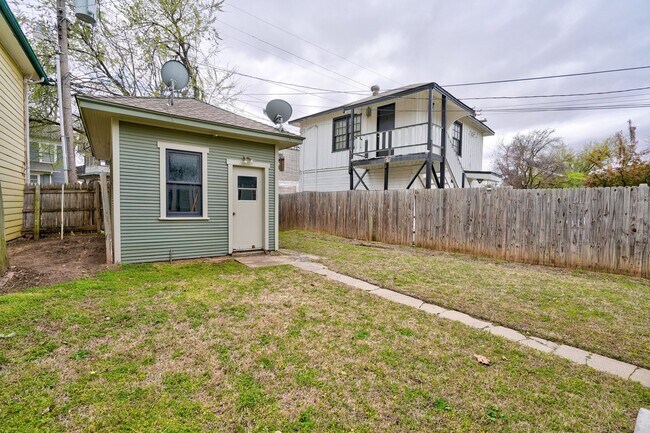 Building Photo - Mesta Park