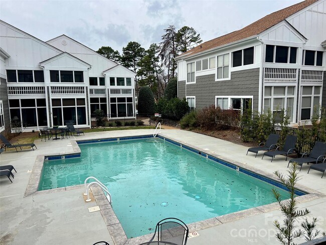 Foto del edificio - 751 Southwest Dr
