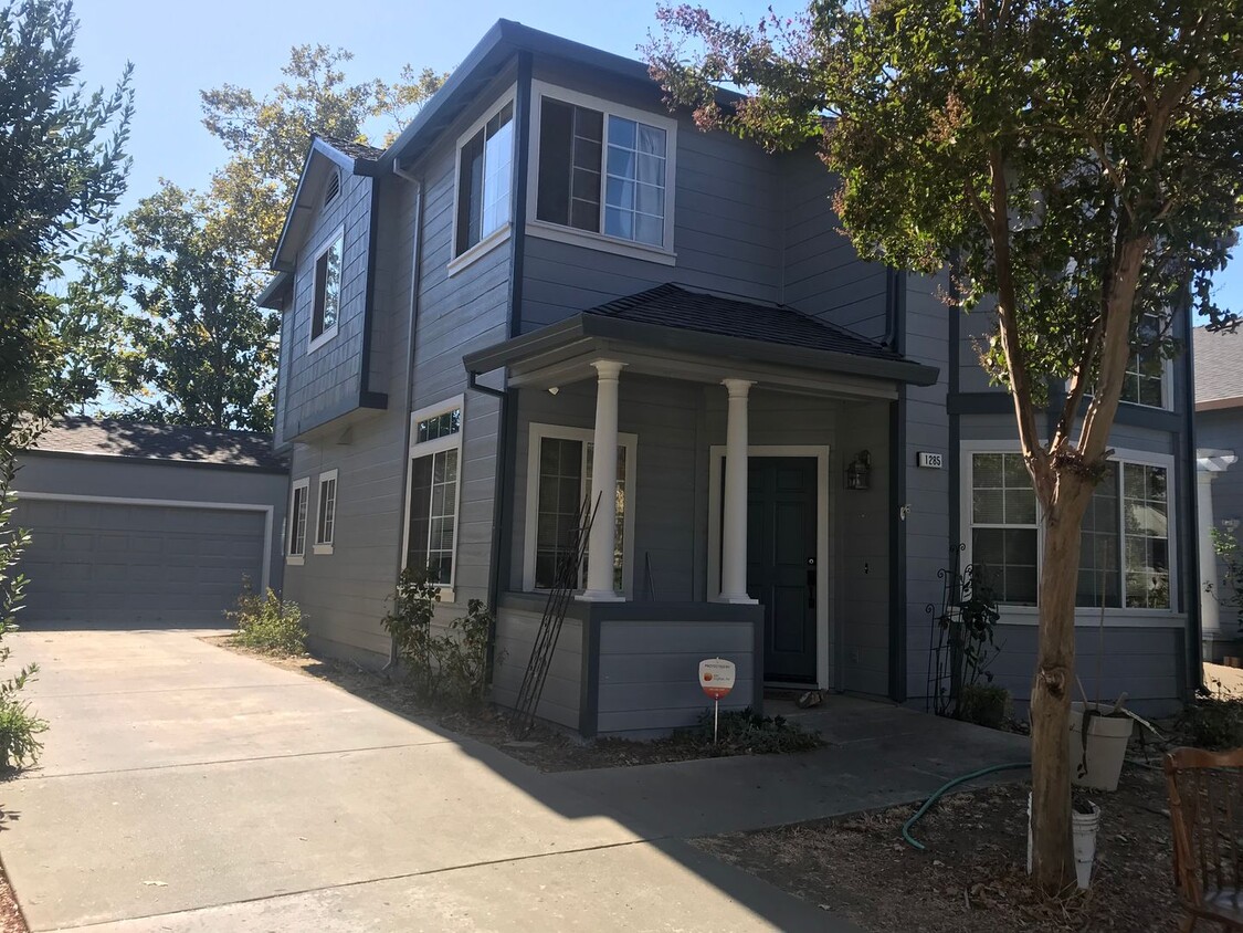 Two story South Davis charmer available now! - Two story South Davis  charmer available now!