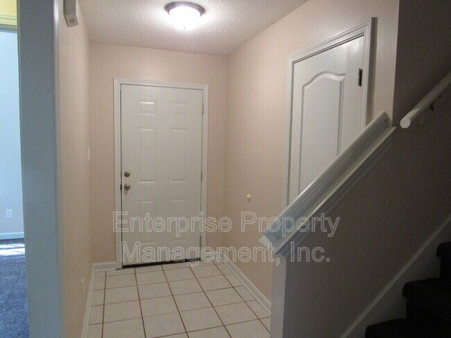 Foto del edificio - 9740 Riggin Dr