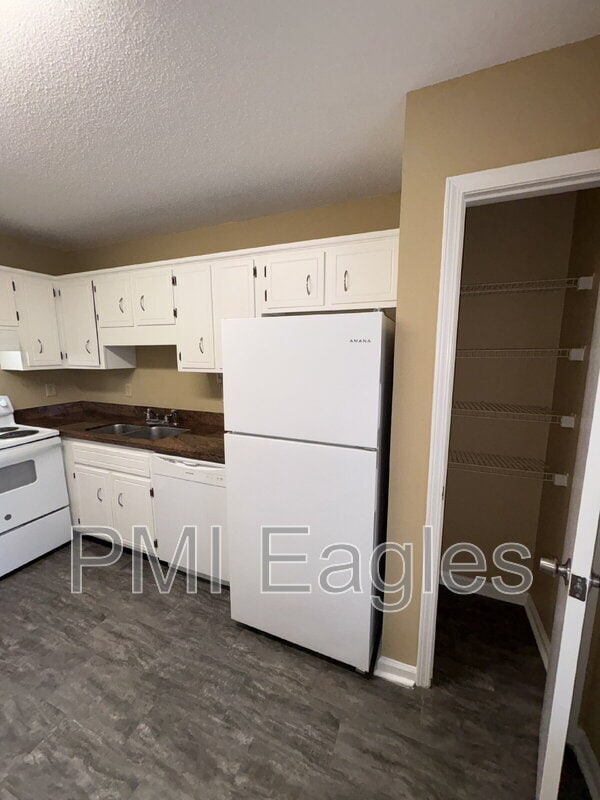 Building Photo - 3284 Tower Dr