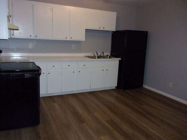 Building Photo - 3 Bedroom 1 Bath Home - Recently Refreshed