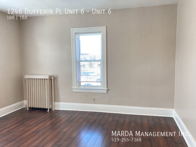 Photo du bâtiment - CHAMRING 1 BED/1 BATH APT ON DUFFERIN & GILES + HYDRO!