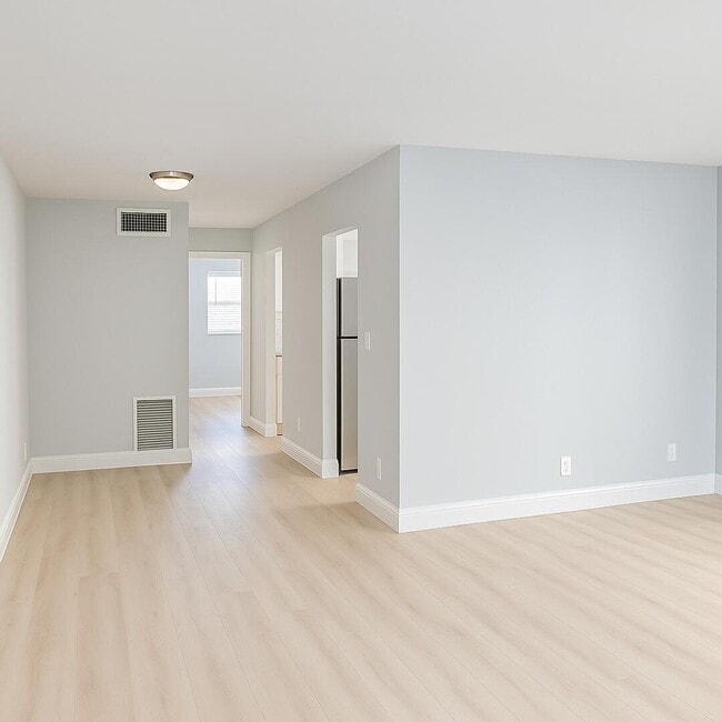 Building Photo - 690 Kingsbridge St