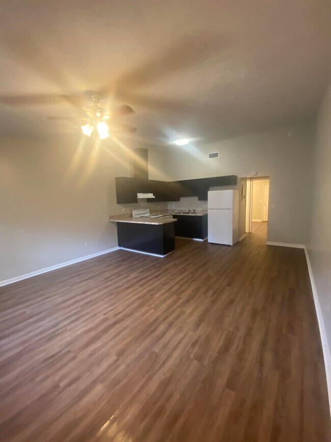 Building Photo - 214 White Dr