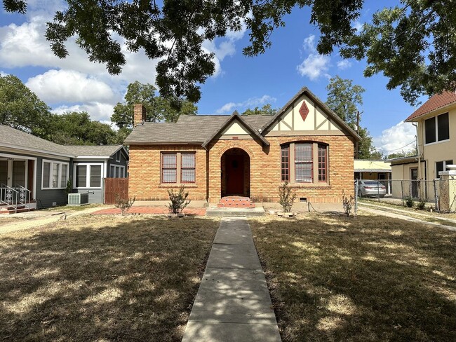 Building Photo - HISTORIC 2-BEDROOM HOME NEAR WOODLAWN LAKE