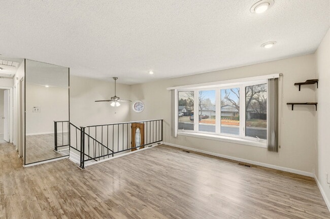 Foto del edificio - Split Level Home Features 4BD/2BA, Large Backyard and Deck. Newly Renovated Kitchen!  Convenient ...