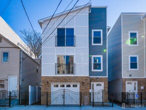 Building Photo - 496 S 18th St