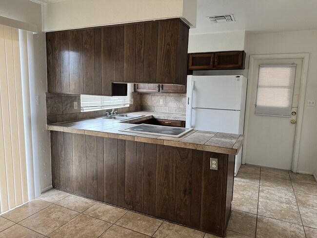 Building Photo - Maryvale 3 Bedroom With Carport