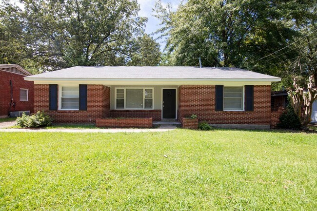 Building Photo - ** 3 bed 1.5 bath located in Mcgehee-Allen...