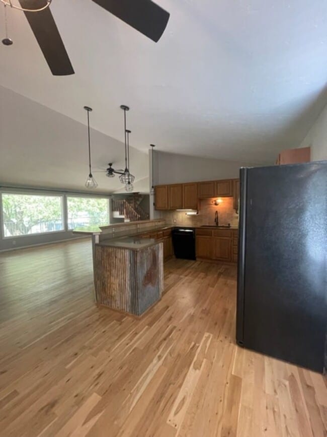 Building Photo - Beautiful Spacious Home