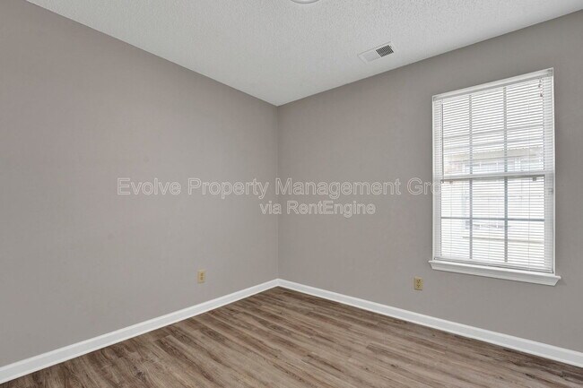 Foto del edificio - 3014 Meadows Ln
