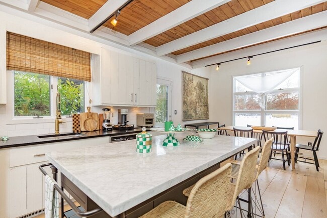 Foto del edificio - 97 Swamp Rd