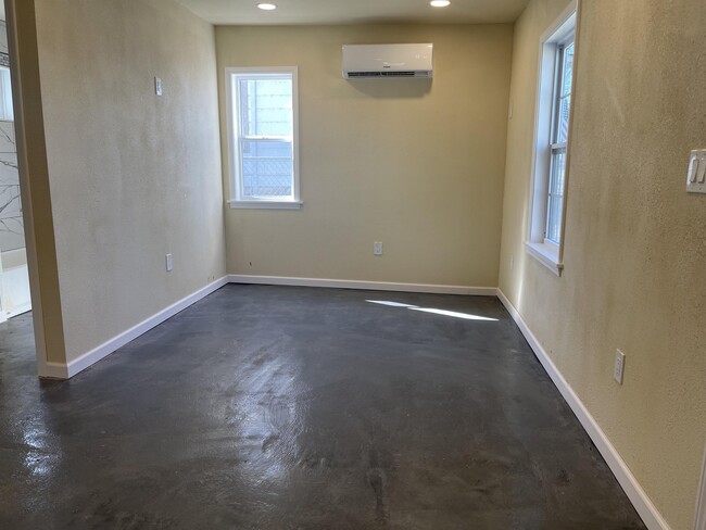 Foto del edificio - 127 E 3rd St