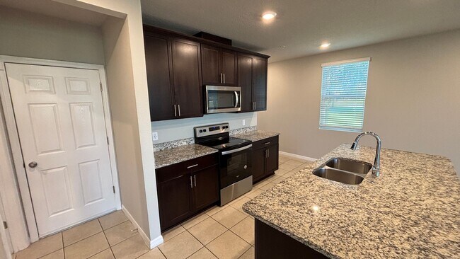 Building Photo - 3BR/2.5BA Corner Unit Townhouse in Greens ...