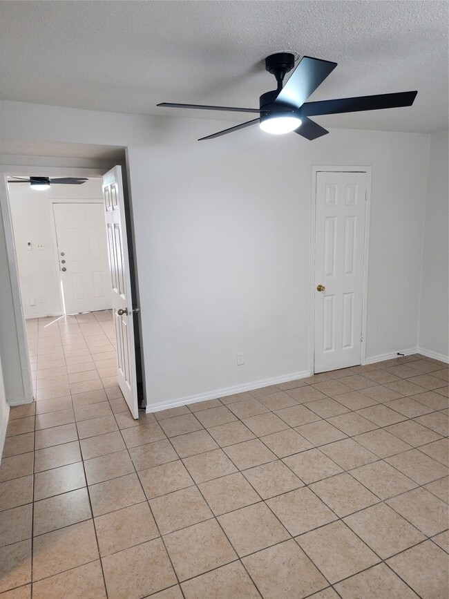 Building Photo - 14033 Garber Ln