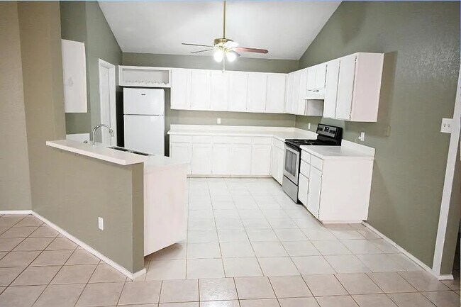 Foto del edificio - 2711 Harvest Lake Dr
