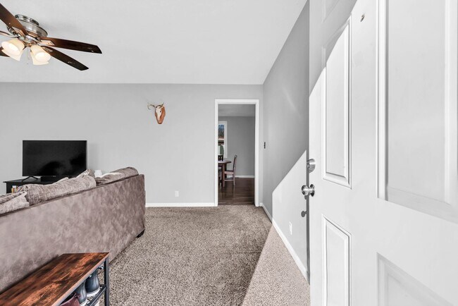 Building Photo - 215 Aster Dr