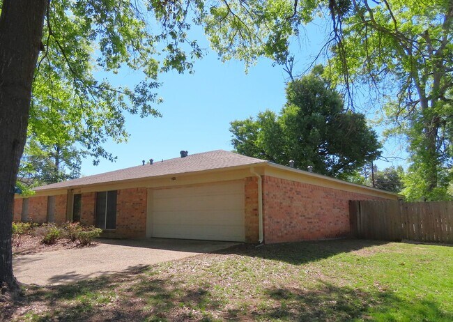 Foto del edificio - South Tyler! 3 Bedroom, 2 Bath Duplex w/Garage
