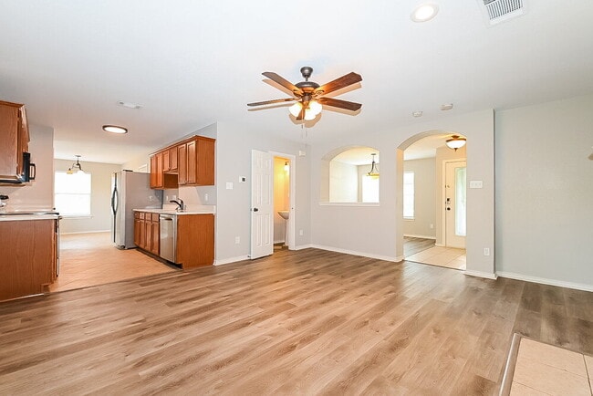 Building Photo - 1112 Hampton Dr