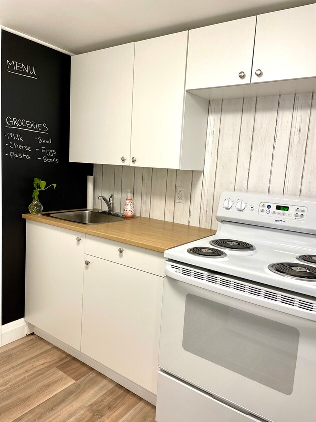 Kitchen - 51 Campbell Av