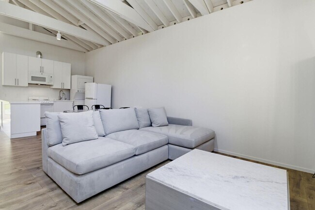 Foto del edificio - 64 Alejandra Ave