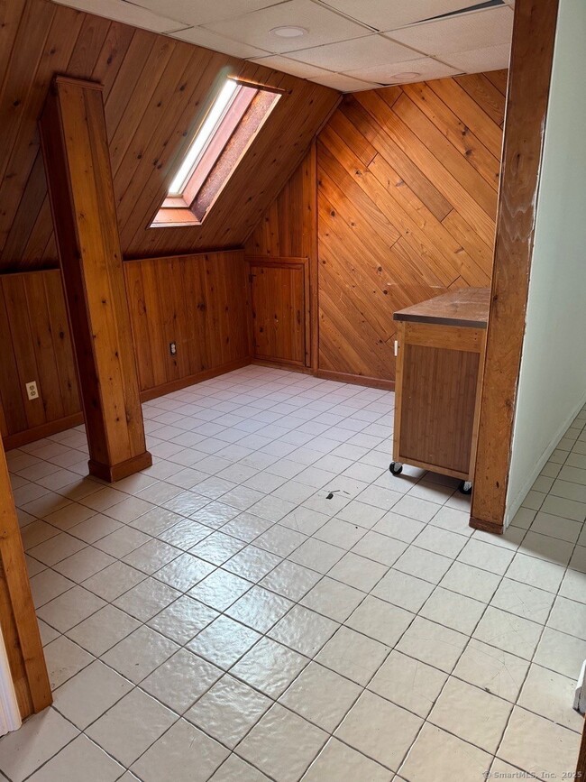 Building Photo - 458 Ridgefield Ave